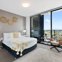 Bright 1BR Redfern Stay Walk to Station and Cafés