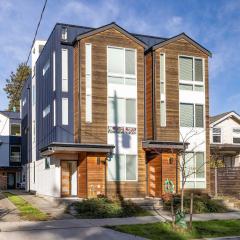 2022 Modern 3BR Tesla Charger City Views