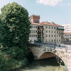 Palladio Apartment - In Centro con Garage, Vista Fiume, Jacuzzi