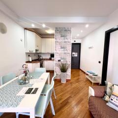 DOCK OF THE BAY GENOVA, Stylish Apartment in the Heart of Genoa with Air Conditioning, Private free Garage, Harbour View, extra garage at 25,00 euro per night on request, Welcome kit Priority with Prosecco