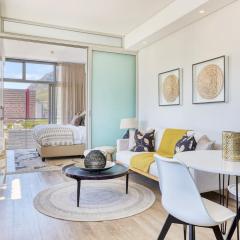 Corner Apartment - Central Cape Town with Pool & Parking