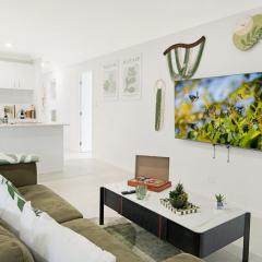 Logan Reserv 5BR Near Large Business District Fully Air-Conditioned With Parking