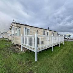 Homely 6 Berth Caravan In Essex At St Osyth Beach Holiday Park Ref 28025Td