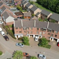 Rooksdown Town-House, Great for Group Get-Aways, Families & Contractors