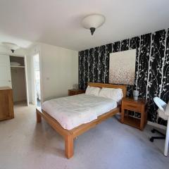 Chineham Town-House, Great for Group Get-Aways, Families & Contractors