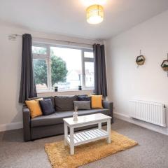 Spacious 3-Bedroom Flat,-Free Parking & Wifi, Sleeps 10
