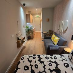 Lhome Queen's Leonor