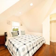988 - 2 4BR Boston Cozy Getaway near Geneva Cliffs