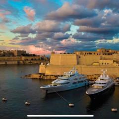 Stunning Holiday Home with Gorgeous Harbour Views