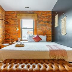 Jungle House Columbus Short North Downtown Free Parking - Walk to Convention Center & Nationwide Arena - 3BR Luxury Home - Sleeps 18 - Over 5,800 Five Star Stays