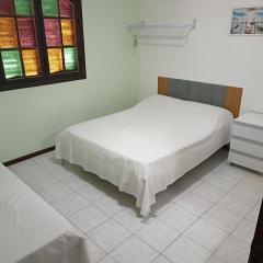 Dois quartos a cinco minutos a pé da praia do Forte