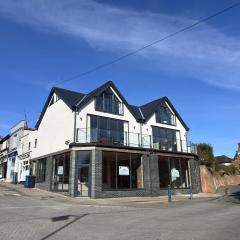 Stylish Felixstowe Apartment with Fabulous Sea Views