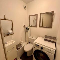 Une chambre avec vue sur le jardin