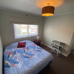 Habitación Doble con Baño Exclusivo, Entorno Tranquilo y Servicios Cercanos