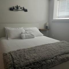 Cedar & Sage Suite the Cozy Retreat with Full Kitchen