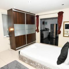 Pinner Cosy Studio Annexe with Parking Near Eastcote