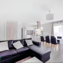 Perollier - CI - Lyon 2 - Bedroom apartment with balcony and pool