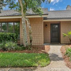 Seaclusion - Spacious condo w lanai & pool