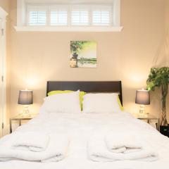 Luxury Room in Homestay Steps from Mall & Skytrain