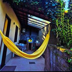 Recanto de Itaipava - casa com forno de pizza a lenha, churrasqueira, pet friendly, equipada para até 6 pessoas, em meio à Natureza e próxima ao centro do bairro