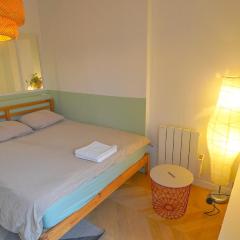 6 Bright Cozy Studio Moulin Rouge