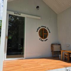 ไวท์ เฮ้าท์ แคมป์ ชะอม