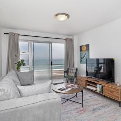 Bright 2 Bedroom Apartment with Sea & Table Mountain Views