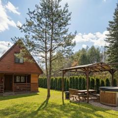 Całoroczny, drewniany domek przy lesie