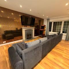 Free parking Sleeps 9 Fully Equipped Playroom