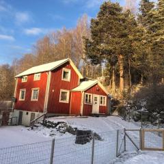 Rotes Schwedenhaus für Familien und Hunde