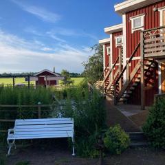 Madam Blås mysiga stugor med vedeldad bastu och badtunna