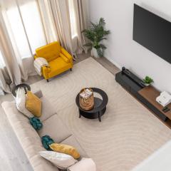 Luxurious 4-Bed Home with Pool Table & Nearby Pool