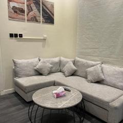 غرفة وصالة مقابل أبراج المالية بمدخل خاص حي العقيق