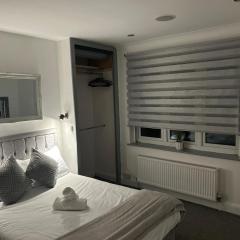 Cozy Town Centre 2 Bed Apartment Close To Historic Landmarks And Great Restaurants