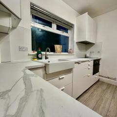 Brand New Spacious 2 Bedroom Flat near Station