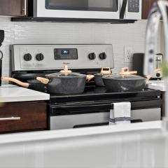 Stylish One Bedroom Uptown Dallas Stay with Free Parking near West Village