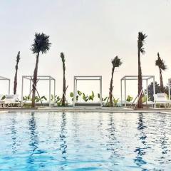 Art Deco Lux Apartment with Mountain View