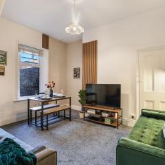 Entire Home- Parking - Fibre Broadband - Air Fryer - Big TV - 4 bedrooms - 8 guests