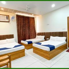 Near Mahakal Temple G- Residency Near Railway Station - Air Conditioned hotel at Prime Location - Lift and Parking - BEST HOTEL IN UJJAIN