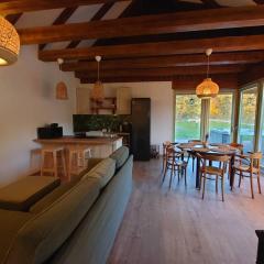 Erdő mellett lebzselő