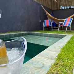 MHV Milagres - Studio Guadalupe 05, quarto e sala privativo a poucos metros da Praia do Marceneiro