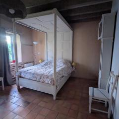 Suite indépendante avec salle de bain à la campagne