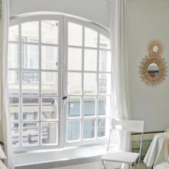 Eiffel Tower Magnificent apartment center Paris