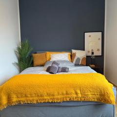 Frankfurt Work and Rest- 4 Bedrooms- 2 WCs- free Parking- 5 Queen size beds- Fast WiFi- roller shutters