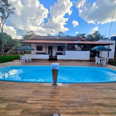 Chácara com piscina e lago aconchegante