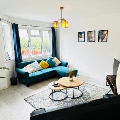 Pengam House Cardiff 3 Bedroom 2 Bathroom with free parking work desk fast internet close to City Center