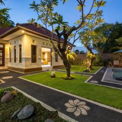 Arana Family Villa with Private Garden and Pool, 2BR, Kitchen, AC, free Parking