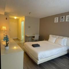 Beverly Hills Apart with En-Suite Bath c12