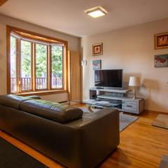 Cozy bungalow near Montreal and shops