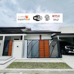 Stylish 3BR Residence - Smart Bath - Cozy Vibes